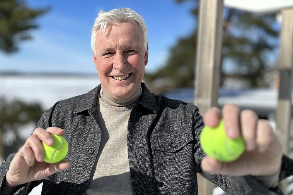 Matz håller i två tennisbollar