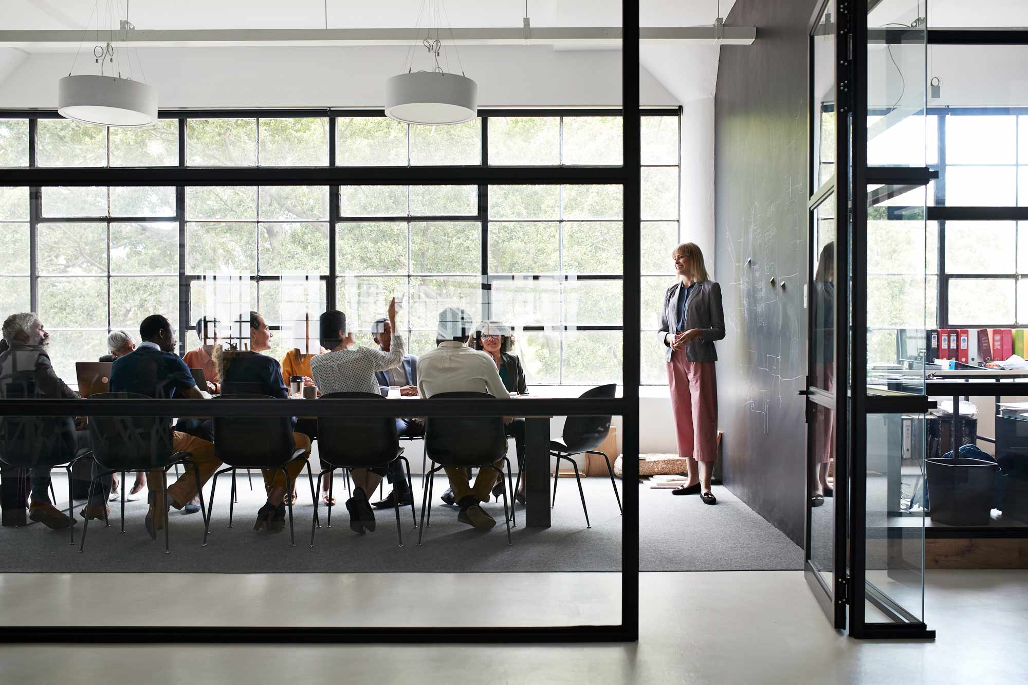 Flera personer har möte tillsammans på ett kontor.